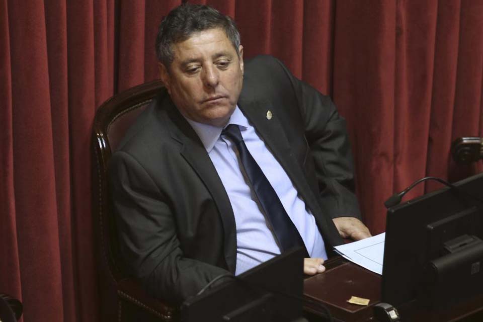 De Angeli firma proyecto para evitar el impuesto a los ricos