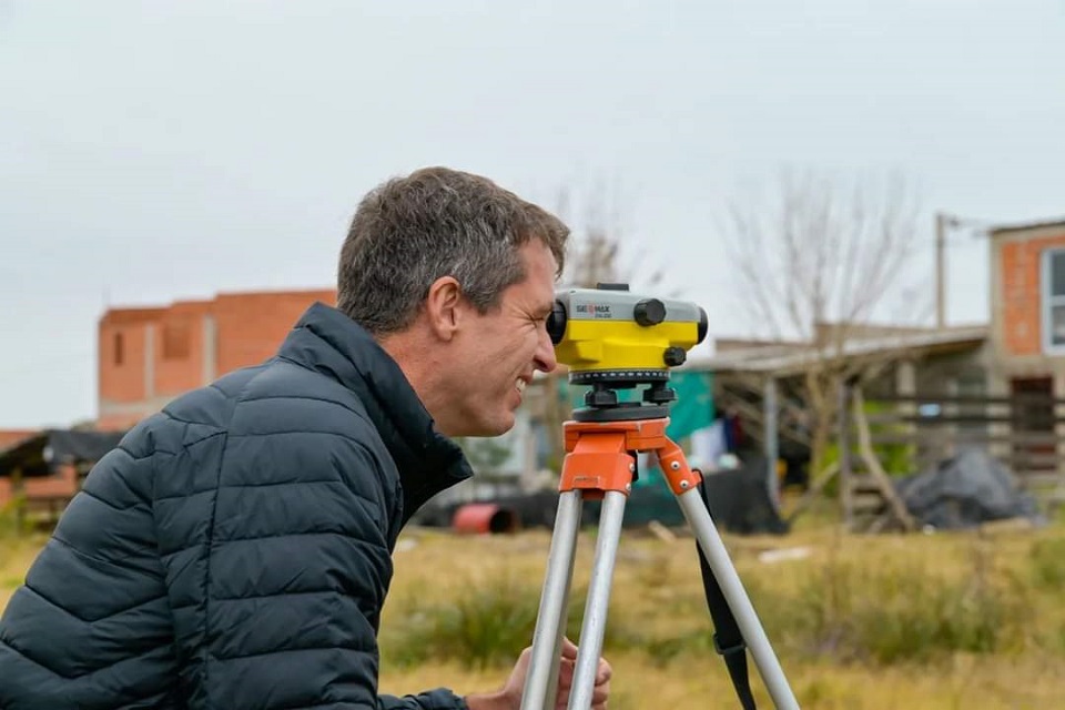 Cresto acerca intendentes con obras 