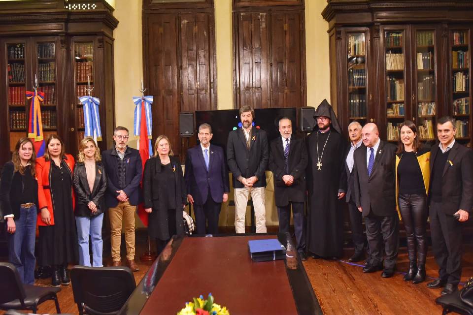 Se inauguró la muestra sobre el genocidio armenio en Diputados 