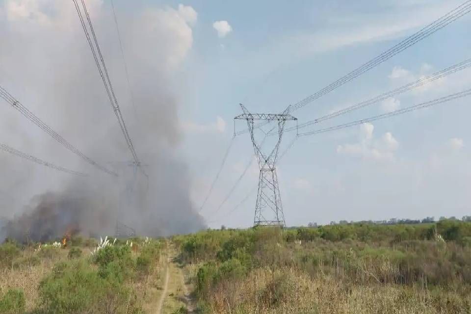 (Mención a Entre Ríos) Apagón: un incendio en una línea de alta tensión dejó sin luz a casi todo el país