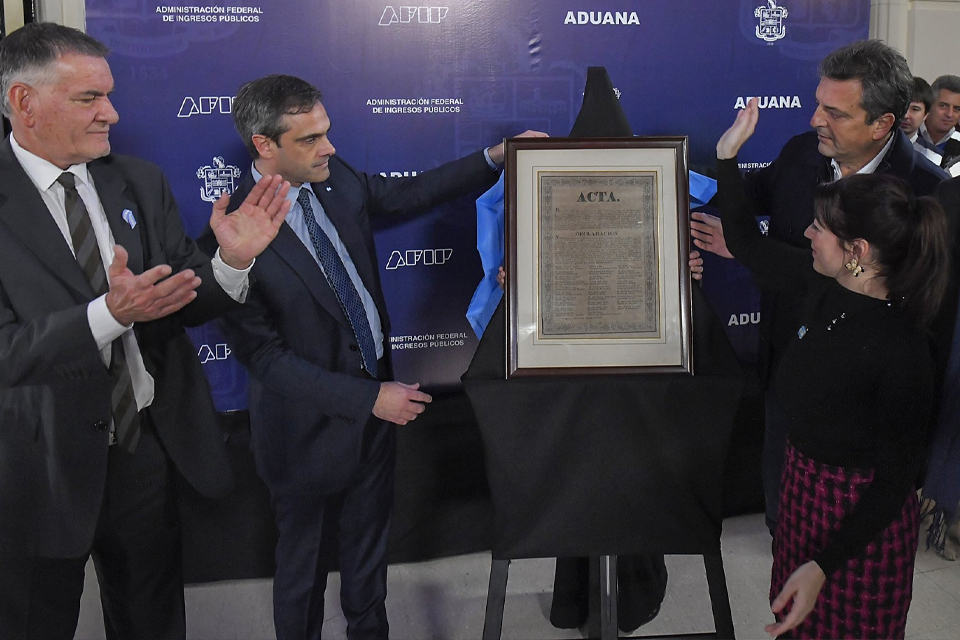 Michel con Massa y un documento histórico 