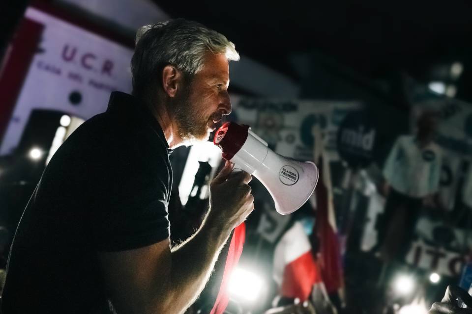 Se cortó la luz en el cierre de Frigerio en Paraná y puede pasar de todo