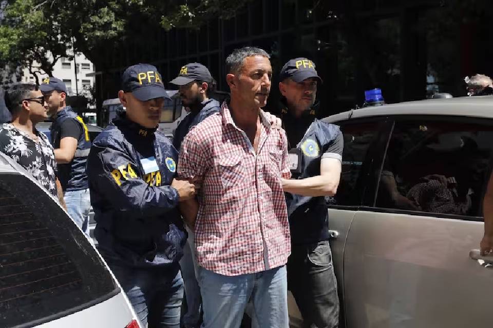 Detuvieron al entrerriano que lanzó una botella contra Milei 