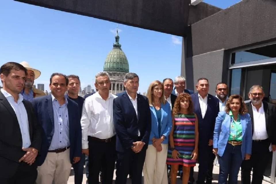 Fuerte reclamo de Romero y sus pares por el centralismo de Milei 