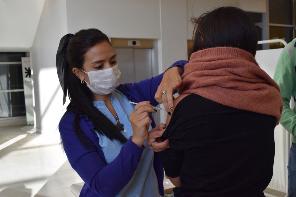 Vacunarán personas de 40 a 49 años sin factores de riesgo