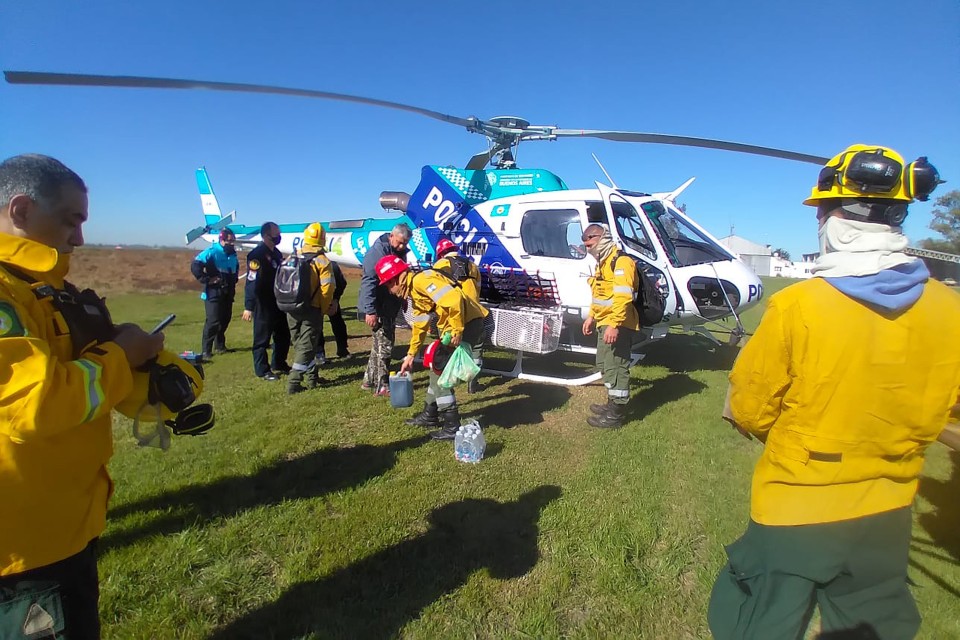 Brigadistas entrerrianos combaten incendios en islas del Delta
