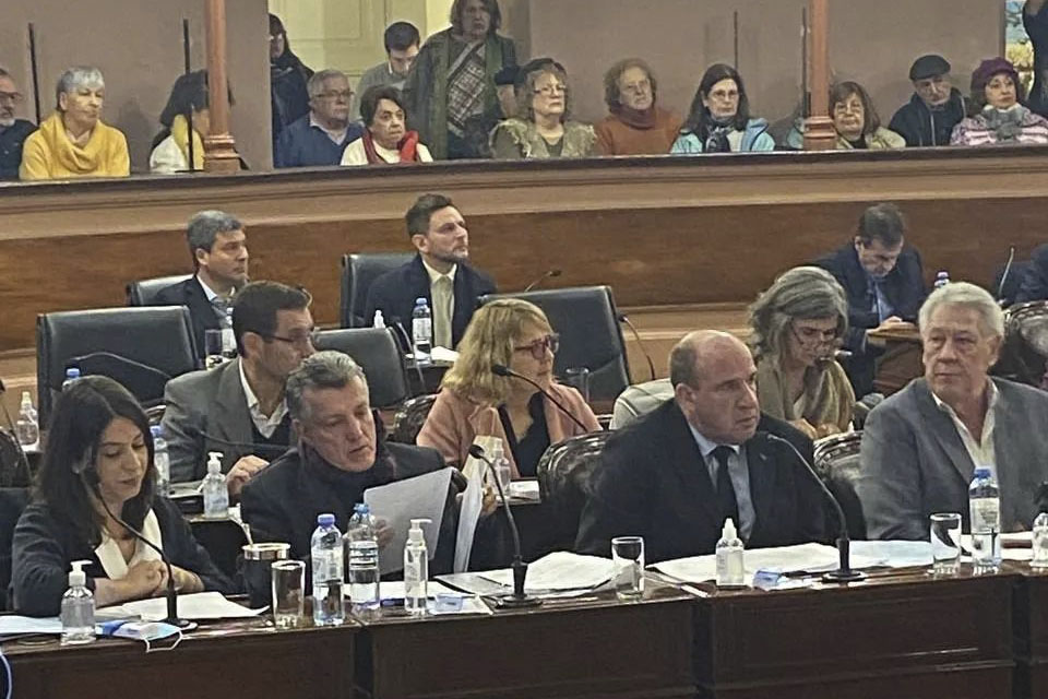 Los policías con antecedentes no podrán llevar armas