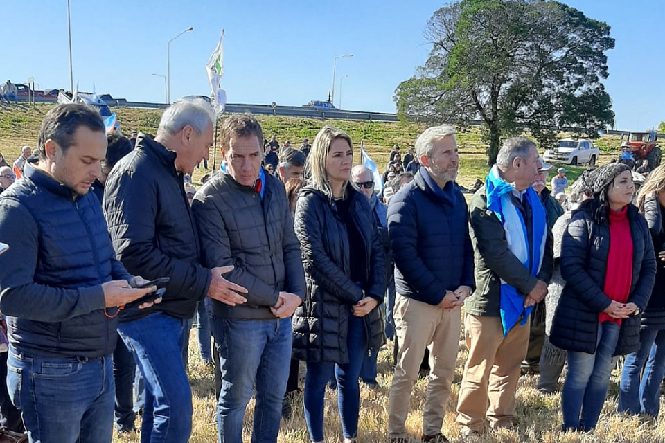 Dirigentes de la oposición apoyan protesta en Gualeguaychú