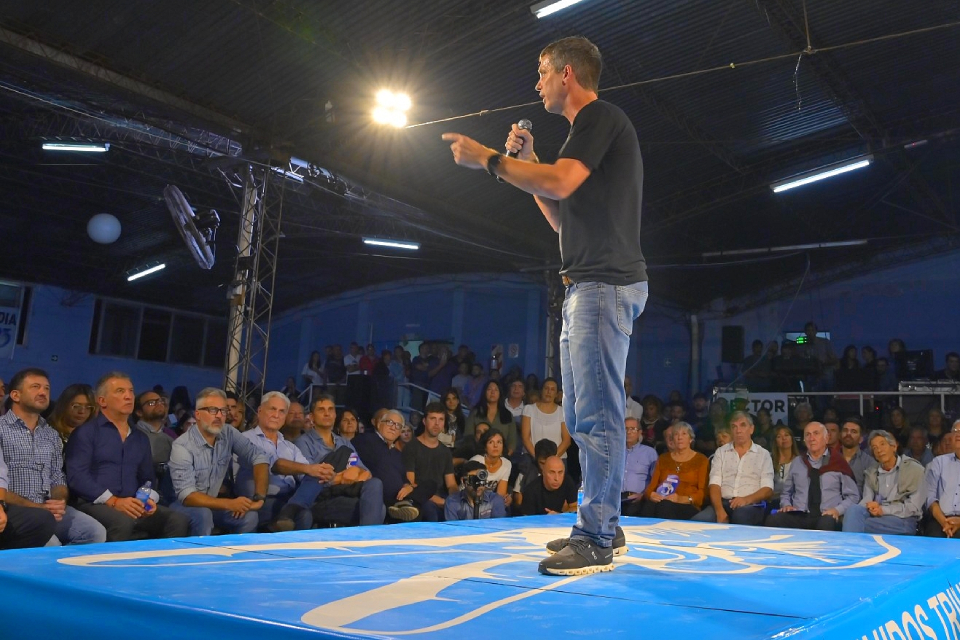 Cresto mostró respaldo a su candidatura en homenaje peronista