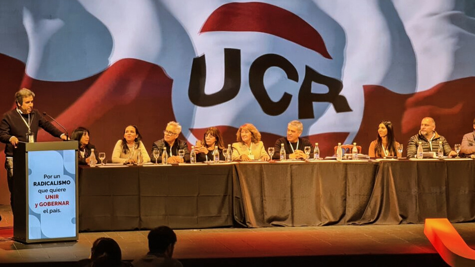 Milei divide las boinas en la UCR