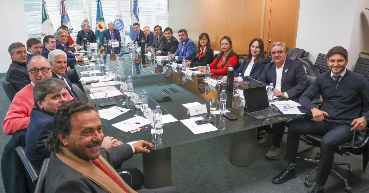 Las provincias avanzan para coparticipar el impuesto sobre los combustibles y los ATN