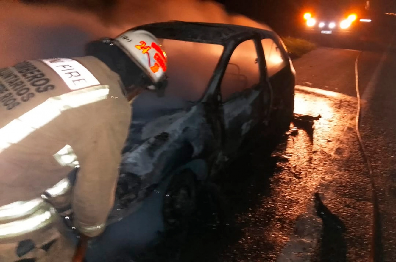 Auto se incendia en la autovía 14 cerca de Ceibas, dejando daños totales en el vehículo