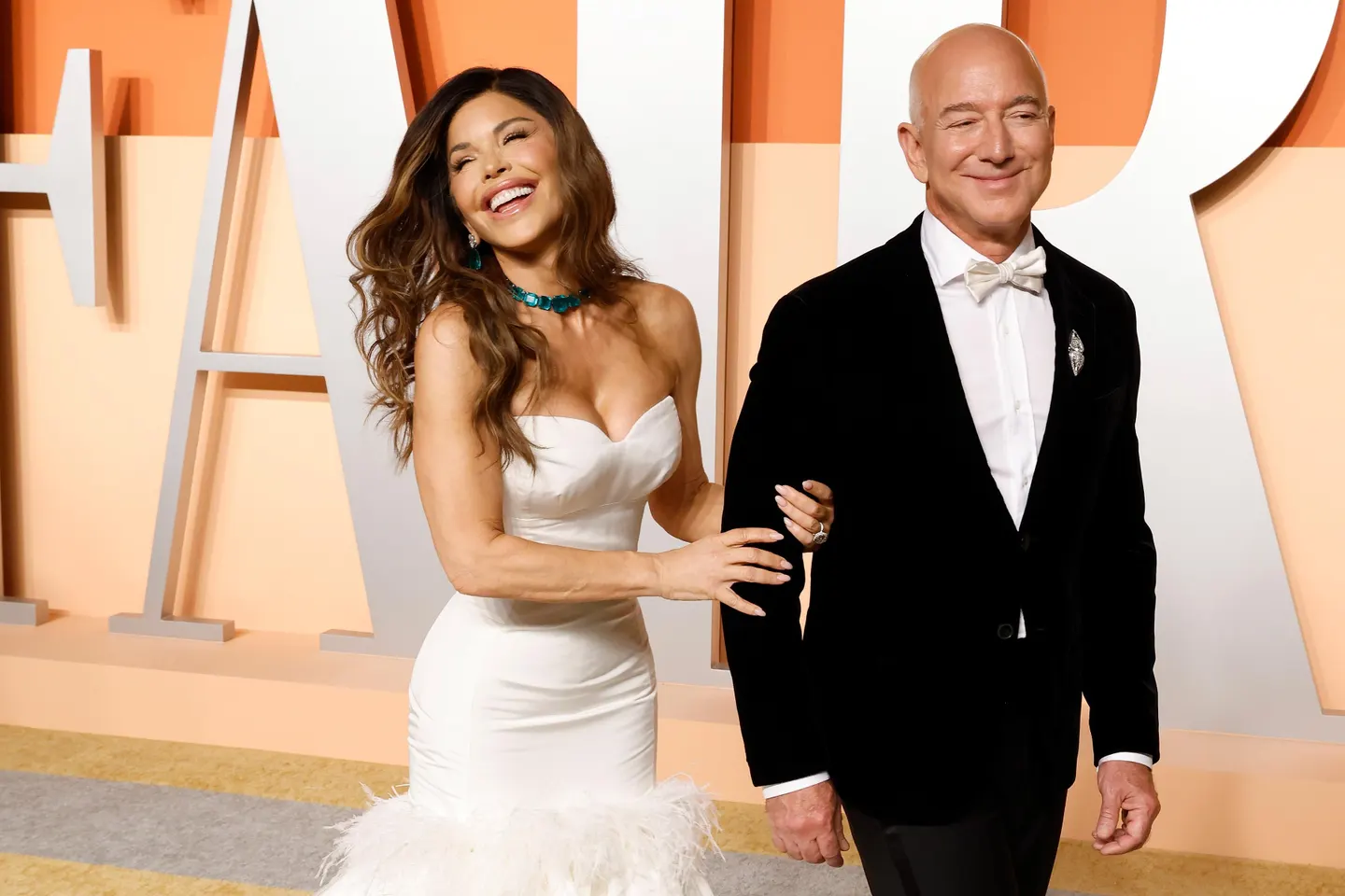 Jeff Bezos vende acciones de Amazon por US$ 737 millones durante su boda y reaviva la controversia sobre sus impuestos