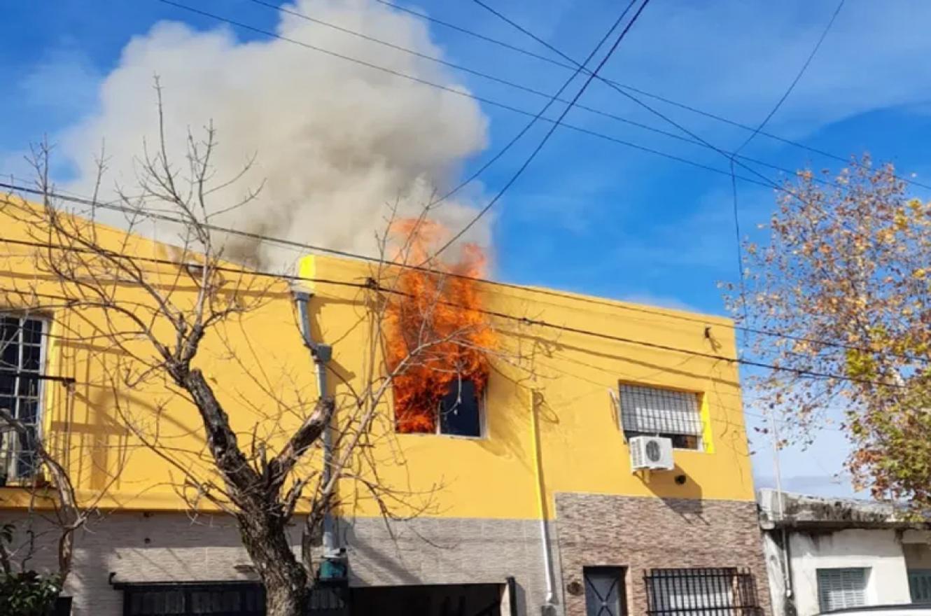 Explosión de garrafa causa incendio en vivienda y deja a una persona hospitalizada