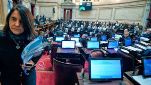 Milei intensifica la confrontación con la oposición, amenazando el blindaje para futuros vetos