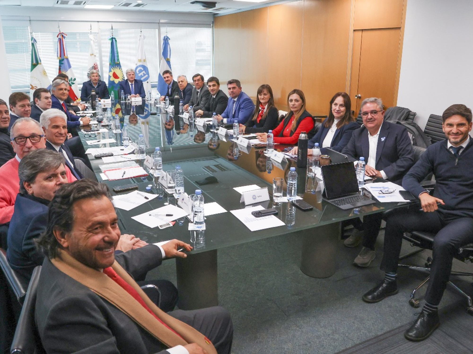 Pelea por los recursos: Milei sigue sin abrir una negociación y el chat de todos los gobernadores arde