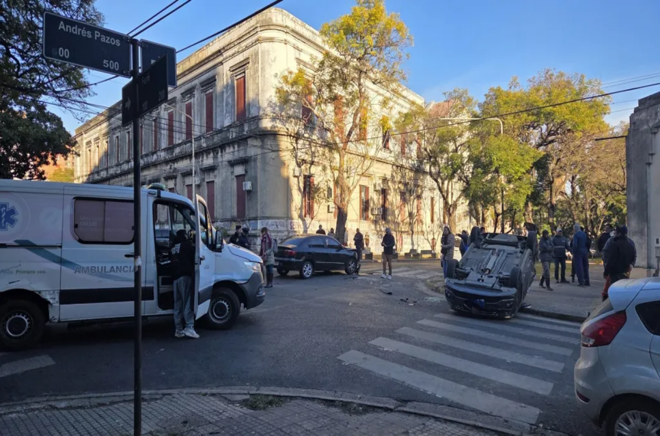 Accidente en Paraná entre dos autos deja nueve heridos y un conductor atrapado en el vehículo