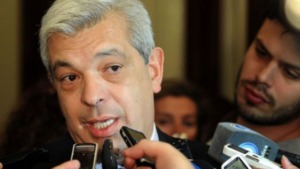 Julián Domínguez critica al gobierno por su enfoque porteño y falta de conexión con la realidad productiva nacional.