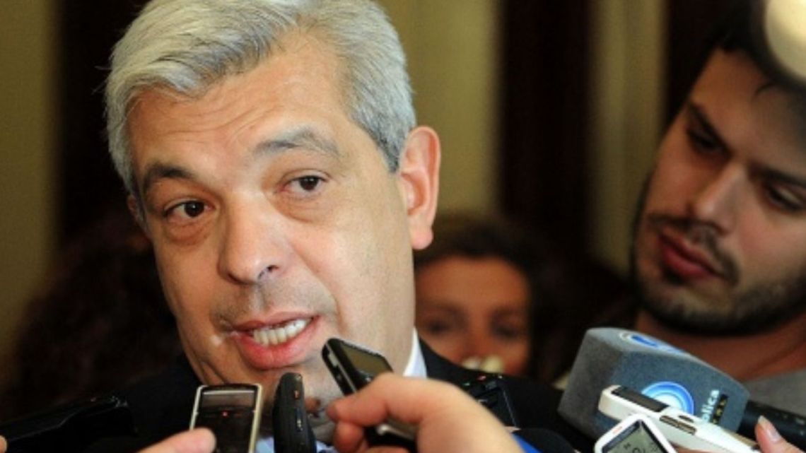 Julián Domínguez critica al gobierno por su enfoque porteño y falta de conexión con la realidad productiva nacional.