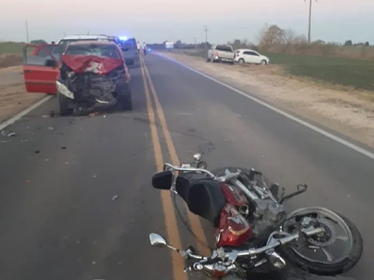 Expareja roba moto y choca de frente en la ruta durante su huida
