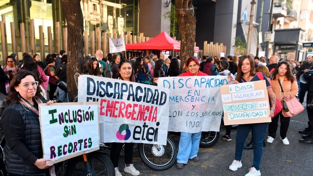 Organismos de personas con discapacidad se concentran en el Congreso por la Ley de Emergencia
