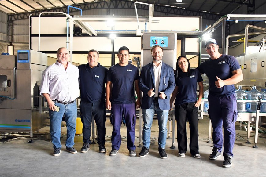 Visita de Azcué a envasadora de agua mineral en Concordia